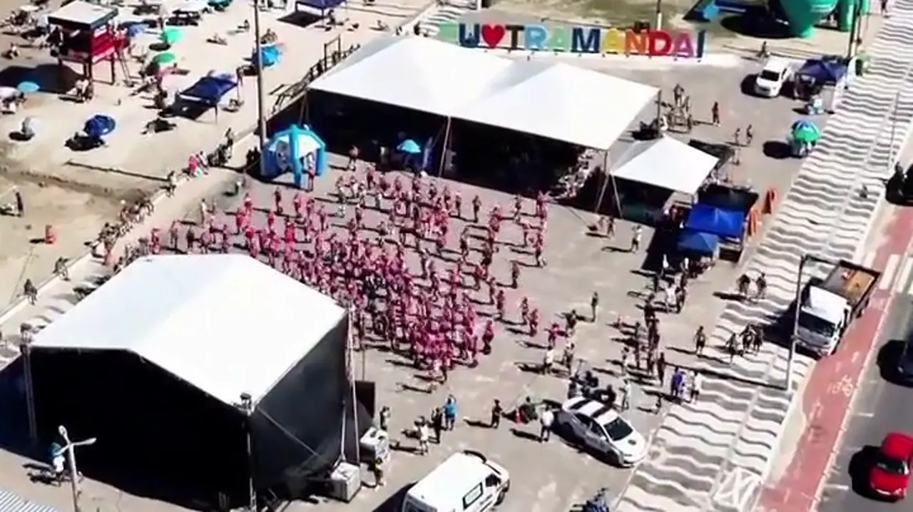 Participantes do Kangoo Summer Fest reunidos na orla de Tramandaí